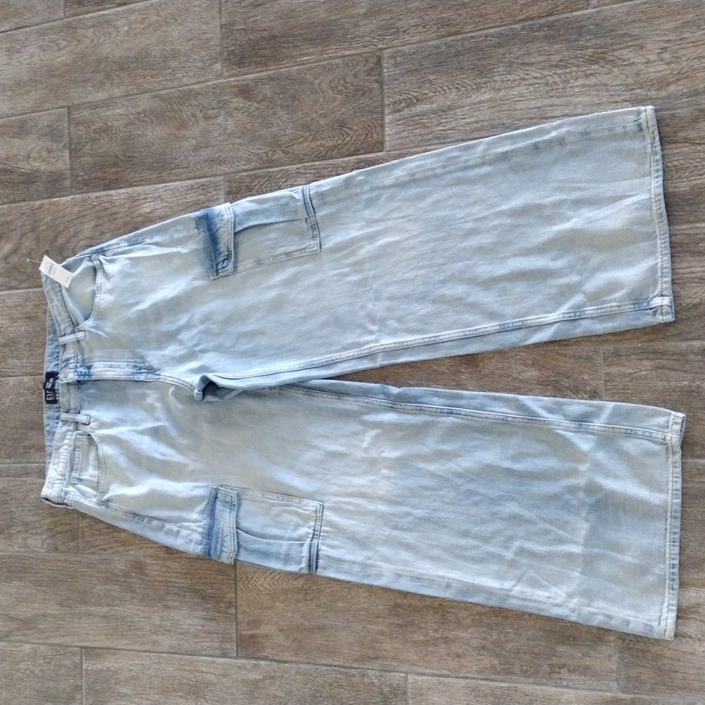 GAP Factory High Rise Wide-Leg Cargo Jeans. Size: 12/31 Regular - Picture 6 of 11